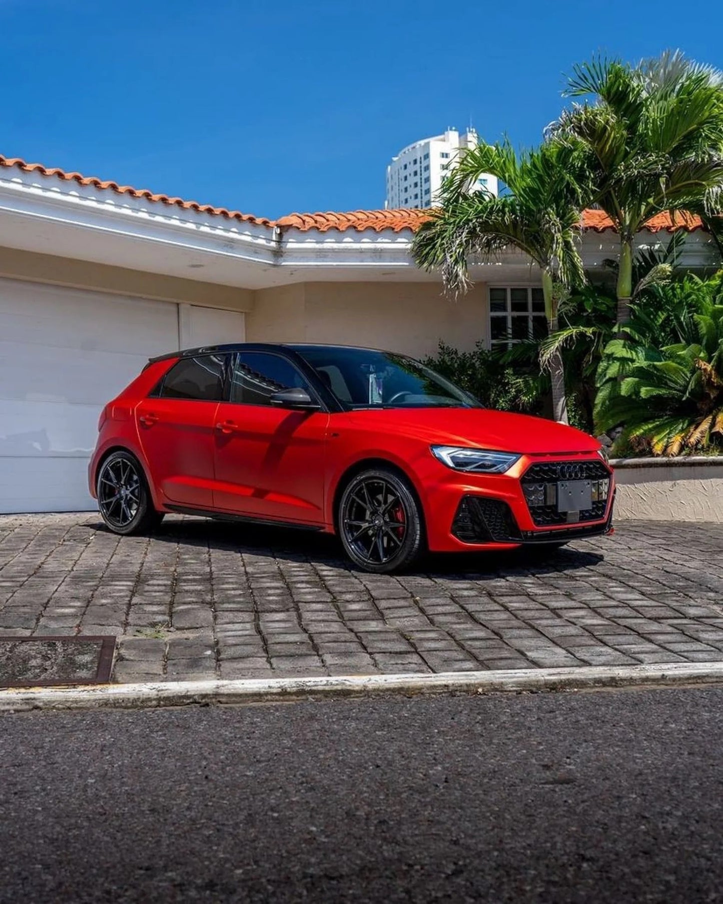 Satin Flame Rød Vinyl Wrap – 18m x 1.52m | Eksklusiv Helfoliering med Satinfinish