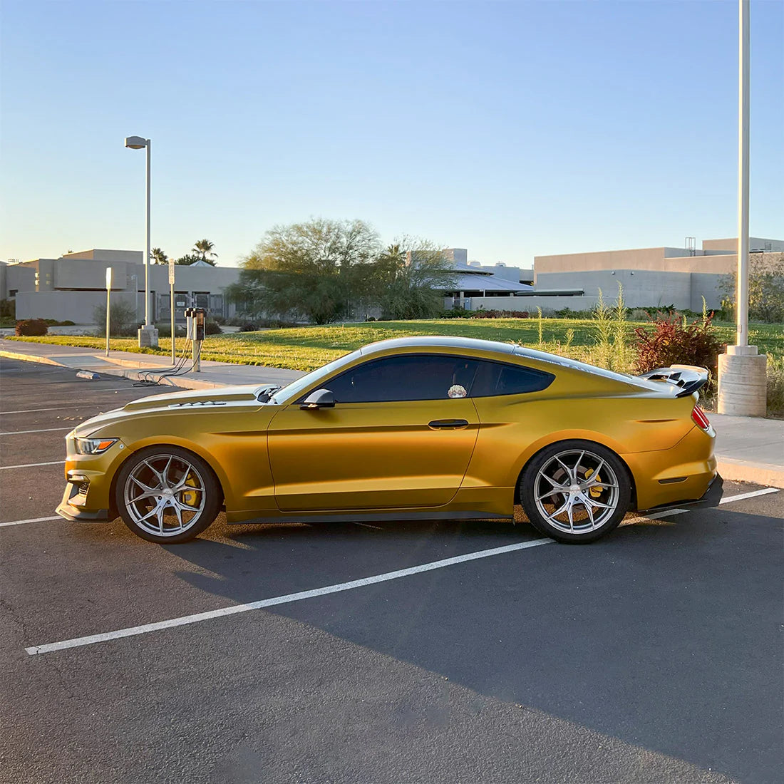 Satin Golden Gul Vinyl Wrap – 18m x 1.52m | Eksklusiv Helfoliering med Satinfinish